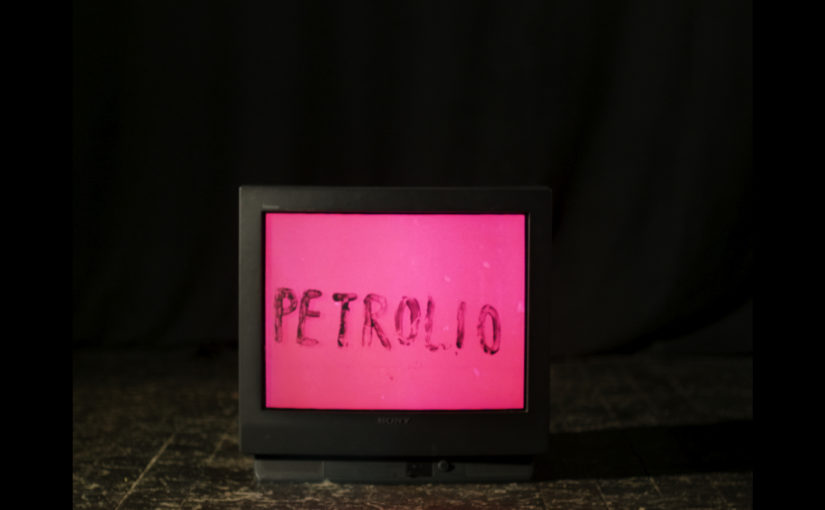 PETROLIO , una storia di disordine e di follia.